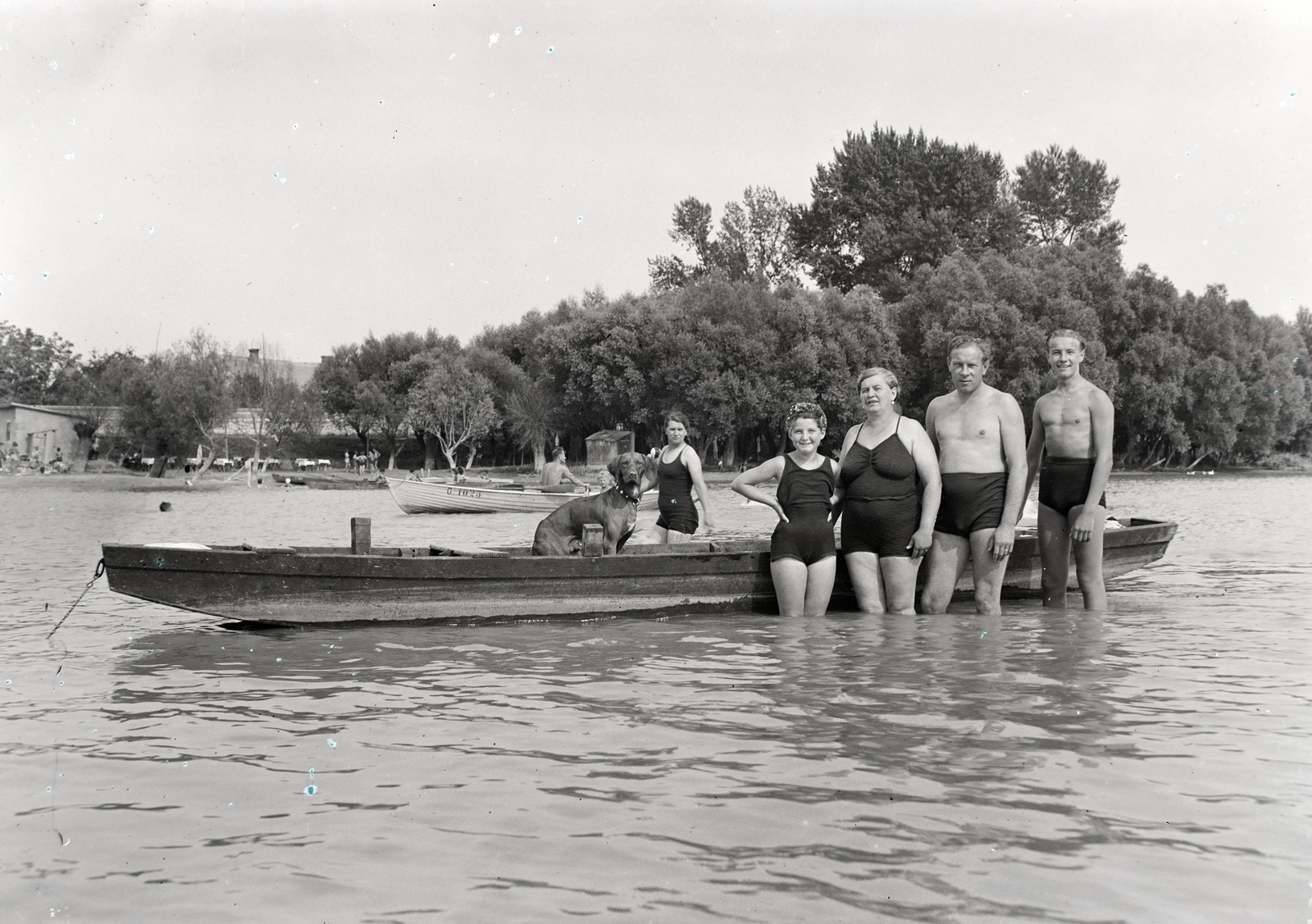 Magyarország, Győr, Mosoni-Duna a Varga-kői strandnál, balra a parton a Piller vendéglő., 1937, Tóth Árpád, csónak, fürdőnadrág, fürdőzés, Fortepan #203174