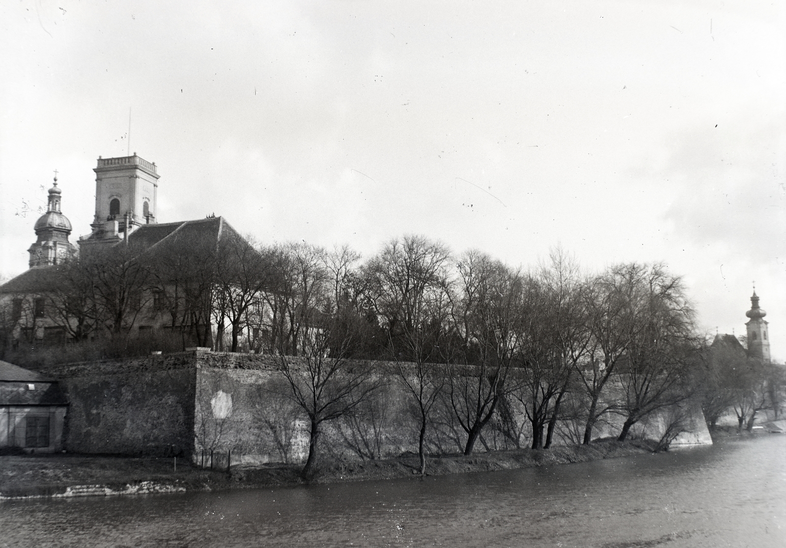 Hungary, Győr, Rába folyó, szemben a Püspövár és a Székesegyház., 1934, Tóth Árpád, Fortepan #203183