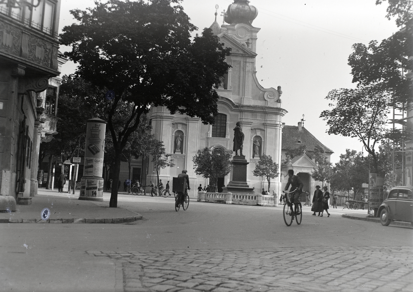 Hungary, Győr, Bécsi kapu (Erzsébet) tér, Karmelita templom, előtte Kisfaludy Károly szobra., 1938, Tóth Árpád, bicycle, Fortepan #203186
