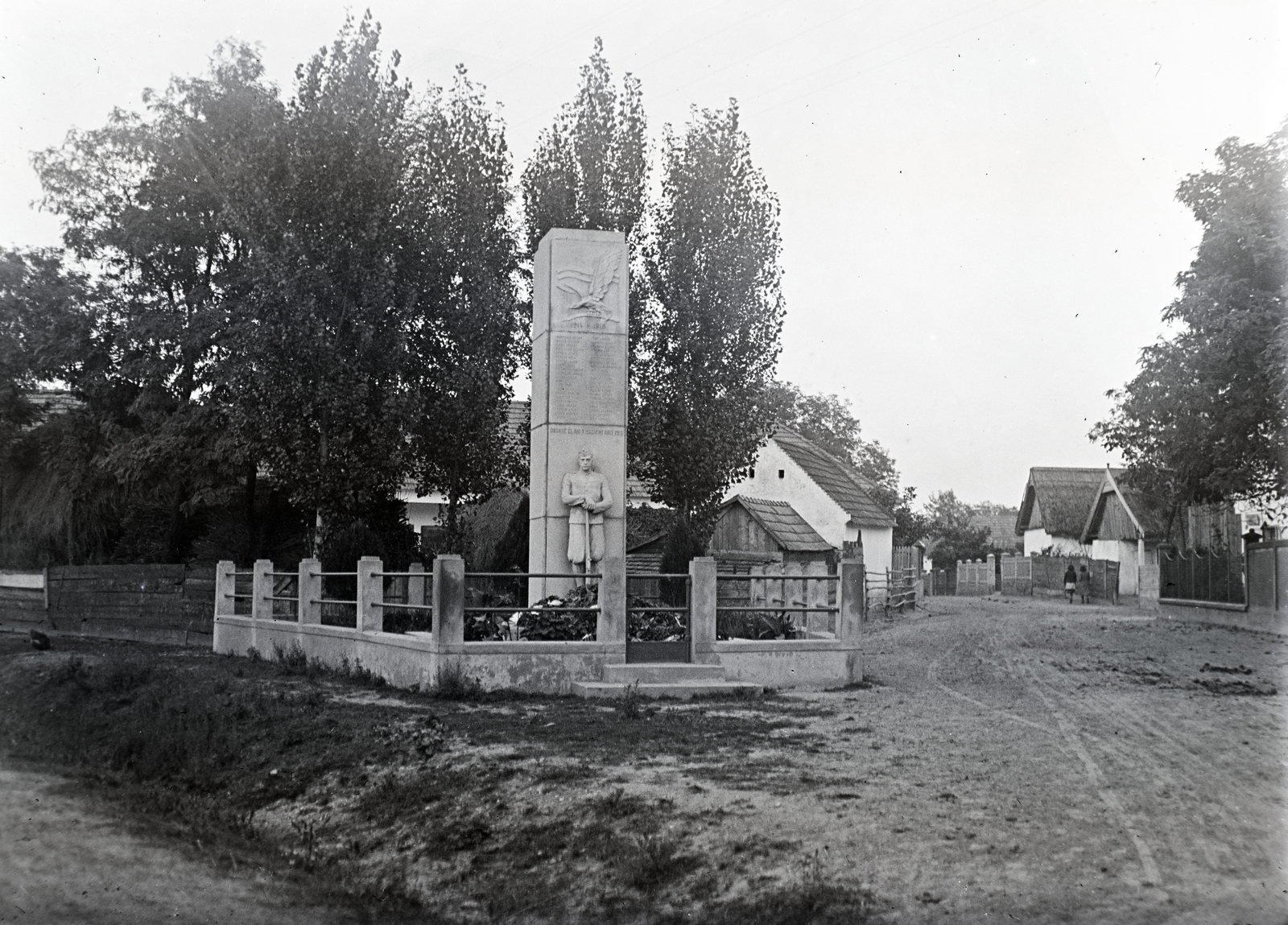 Hungary, Győr, Bácsa (ekkor önálló, ma a város része), az István király út - Szigligeti Ede utca elágazása, Hősi emlékmű., 1936, Tóth Árpád, Fortepan #203205