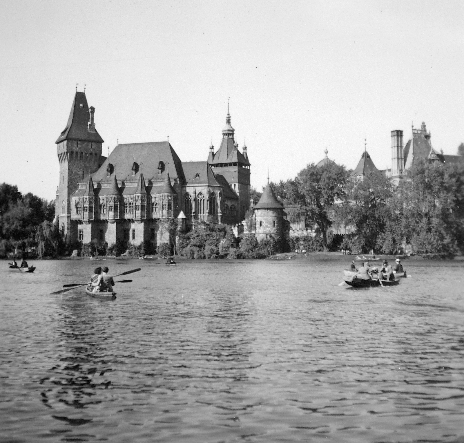 Hungary, Budapest XIV., Vajdahunyad vára., 1935, Fortepan, castle, lake, boating, Ignác Alpár-design, eclectic architecture, Budapest, Fortepan #20321