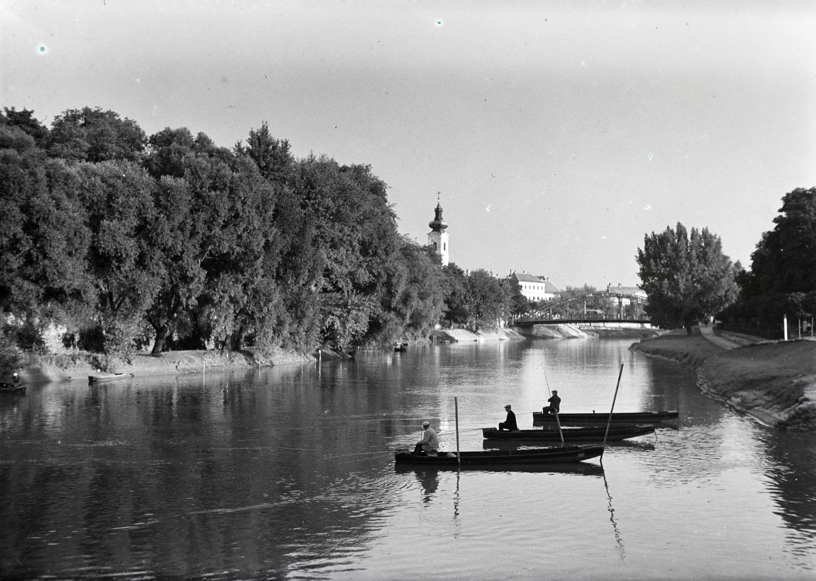 Magyarország, Győr, horgászók a Rába folyón a Radó-sziget mellett, balra a Bécsi (Erzsébet) kapu téren a Karmelita templom, ettől jobbra a Kettős híd., 1937, Tóth Árpád, csónak, folyó, Fortepan #203214