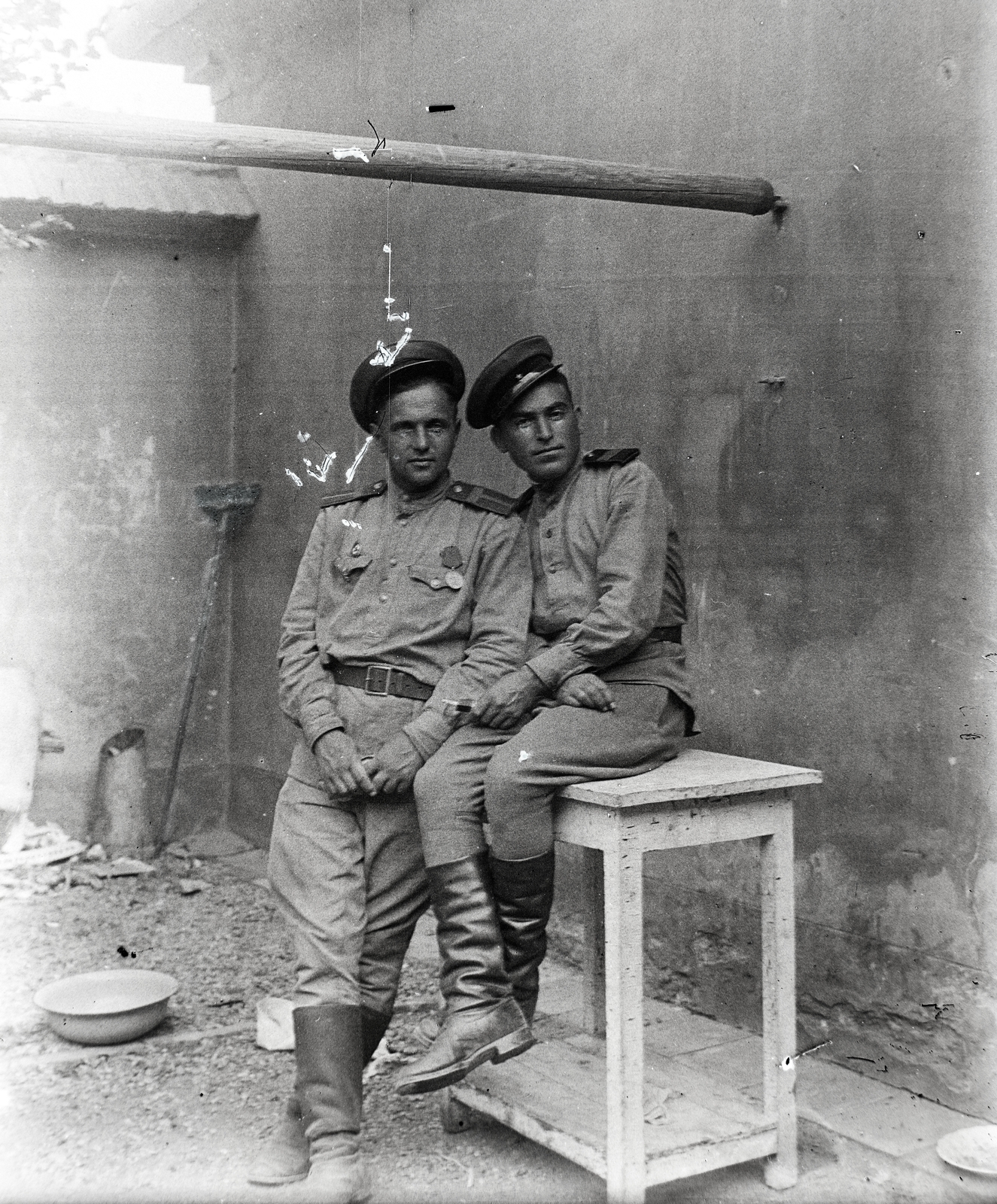 1945, Tóth Árpád, soldier, table, washbasin, Fortepan #203218