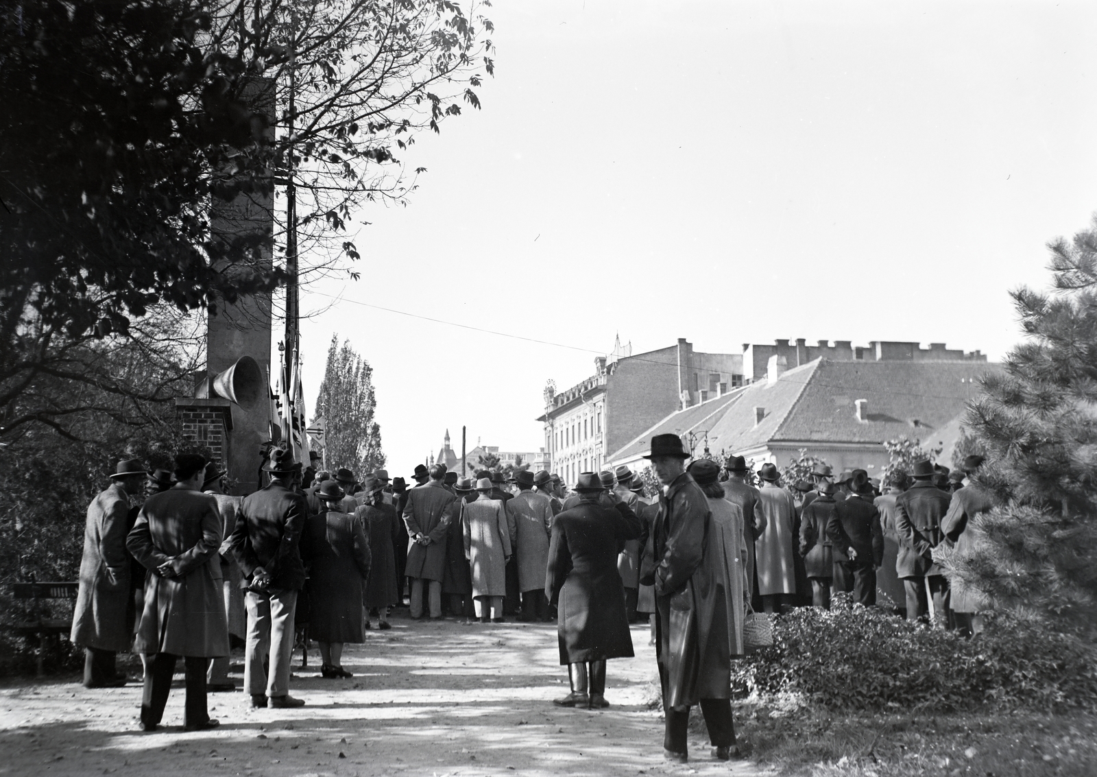 Hungary, Győr, Bisinger József park, balra az Országzászló, szemben a Szent István út. Háttérben jobbra a Royal Hotel (később Vörös Csillag Szálló, ma Rába Hotel)., 1939, Tóth Árpád, national flag, tape recorder, Fortepan #203236