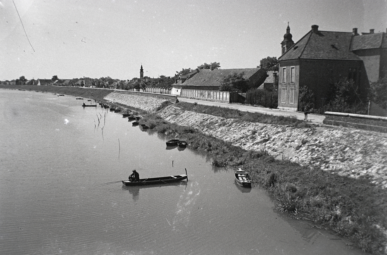 Hungary, Győr, a Rába a Petőfi (Horthy) hídról nézve. Jobbra Újváros, előtérben a Szent József-templom, távolabb a Szent Miklós püspök-templom (görögkatolikus templom)., 1936, Tóth Árpád, Fortepan #203241