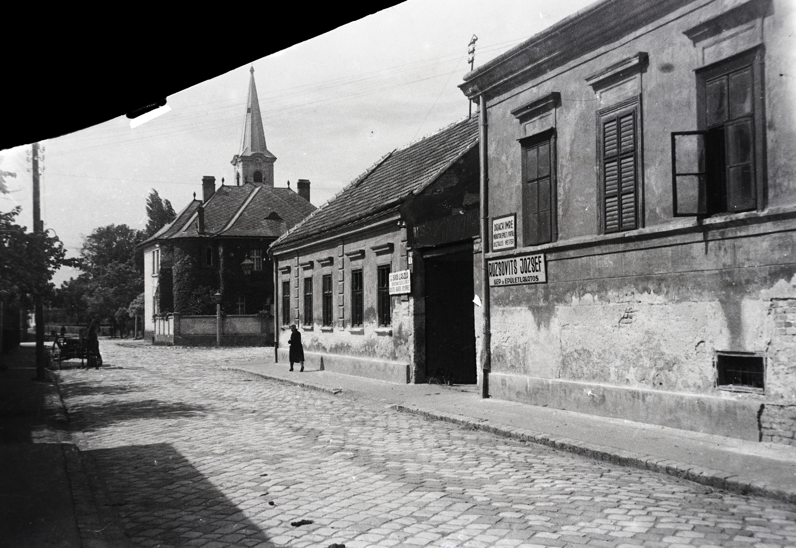 Magyarország, Győr, Semmelweis (Khon) utca. Háttérben a Szigeti Szent Rókus és Sebestyén-templom., 1937, Tóth Árpád, utcakép, Fortepan #203247