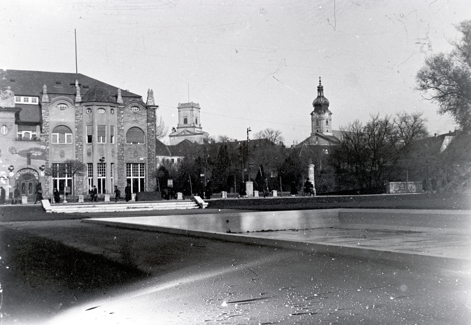 Magyarország, Győr, Radó-sziget, balra a Kioszk. Jobbra a Rába túlpartján a Püspökvár és a Székesegyház., 1937, Tóth Árpád, Fortepan #203248