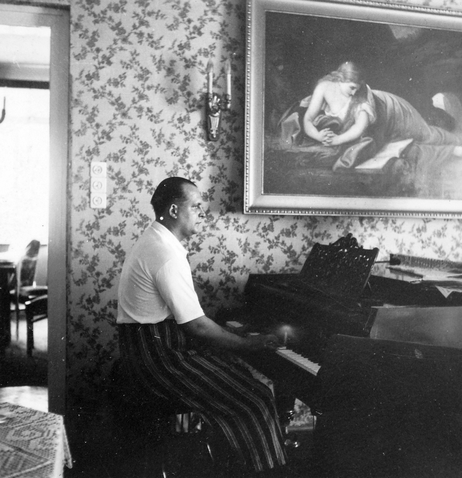 1943, Fortepan, portrait, musical instrument, painting, interior, piano, man, lamp bracket, wallpaper, striped dress, Fortepan #20325