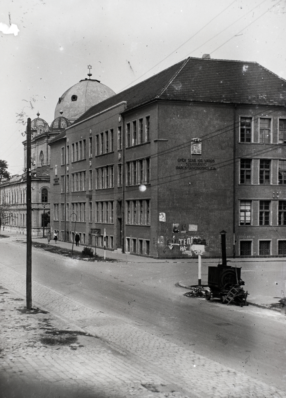 Hungary, Győr, Kossuth Lajos utca a Petőfi térnél, szemben az egykori Iparostanonc-iskola (később a Győri SZC Kossuth Lajos Középiskolája és Kollégiuma), háttérben a Zsinagóga a Dr. Róth Emil (Erkel Ferenc) utcánál., 1945, Tóth Árpád, synagogue, Fortepan #203251