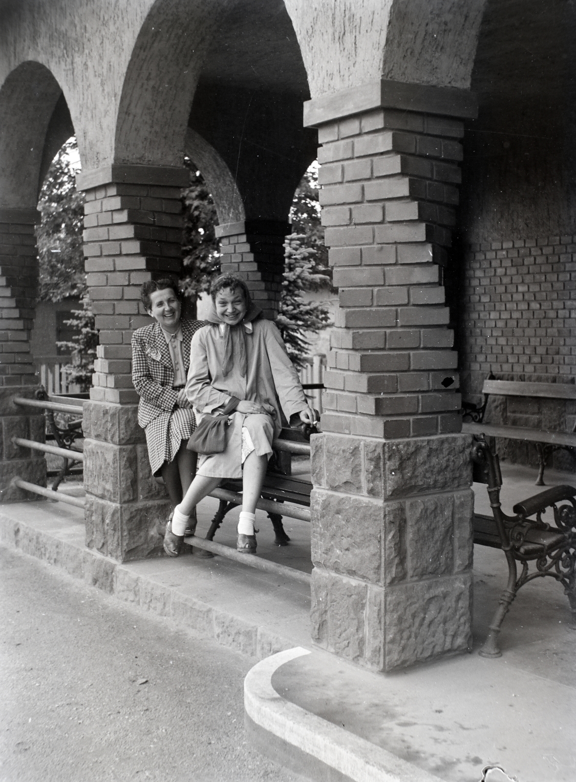 Hungary, Pannonhalma, (Győrszentmárton), vasútállomás., 1945, Tóth Árpád, lady, smile, sitting on a handrail, Fortepan #203256