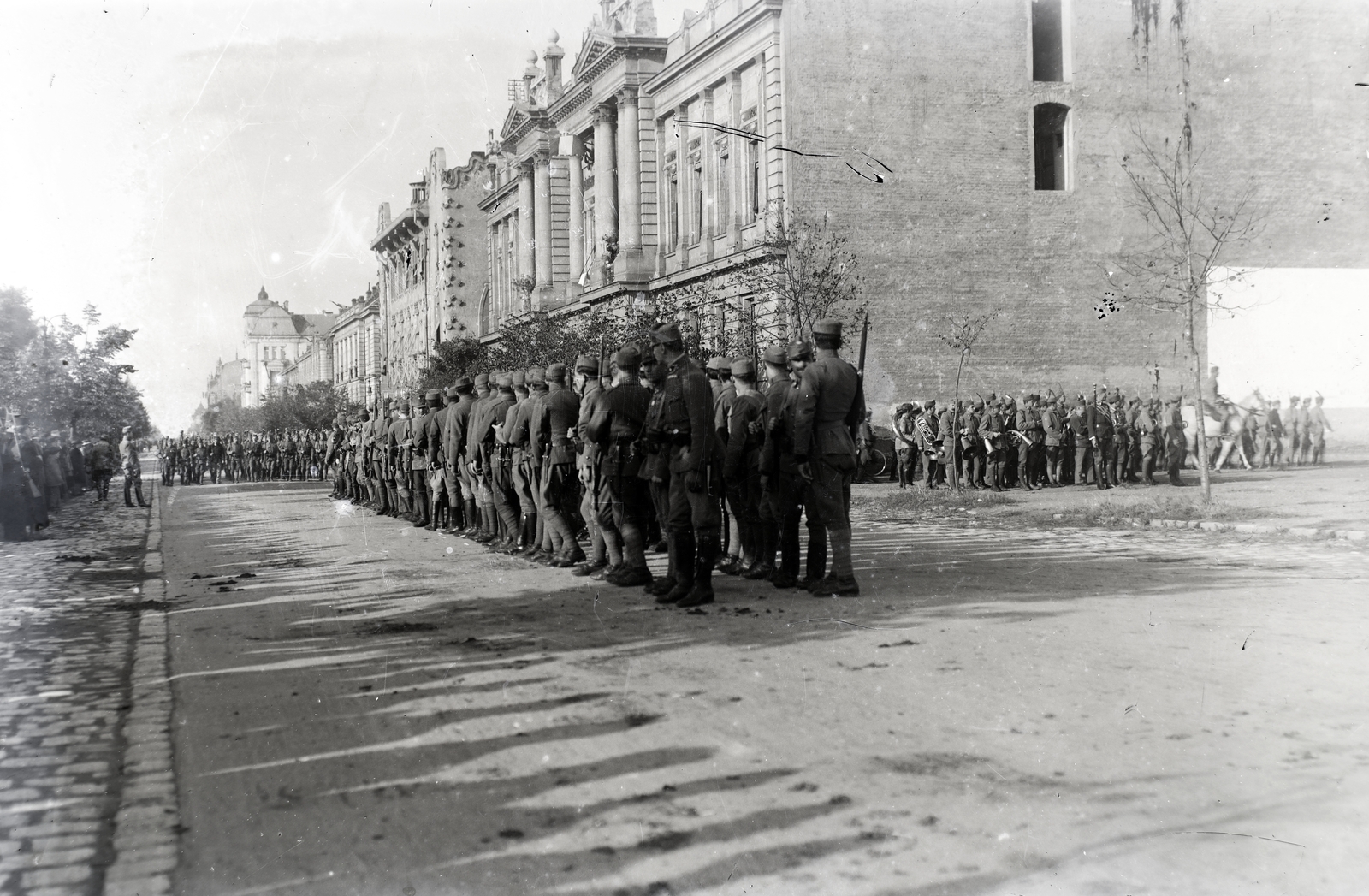 Hungary, Győr, Szent István (Vilmos császár) út, jobbra a Pénzügyi palota., 1916, Tóth Árpád, Fortepan #203285