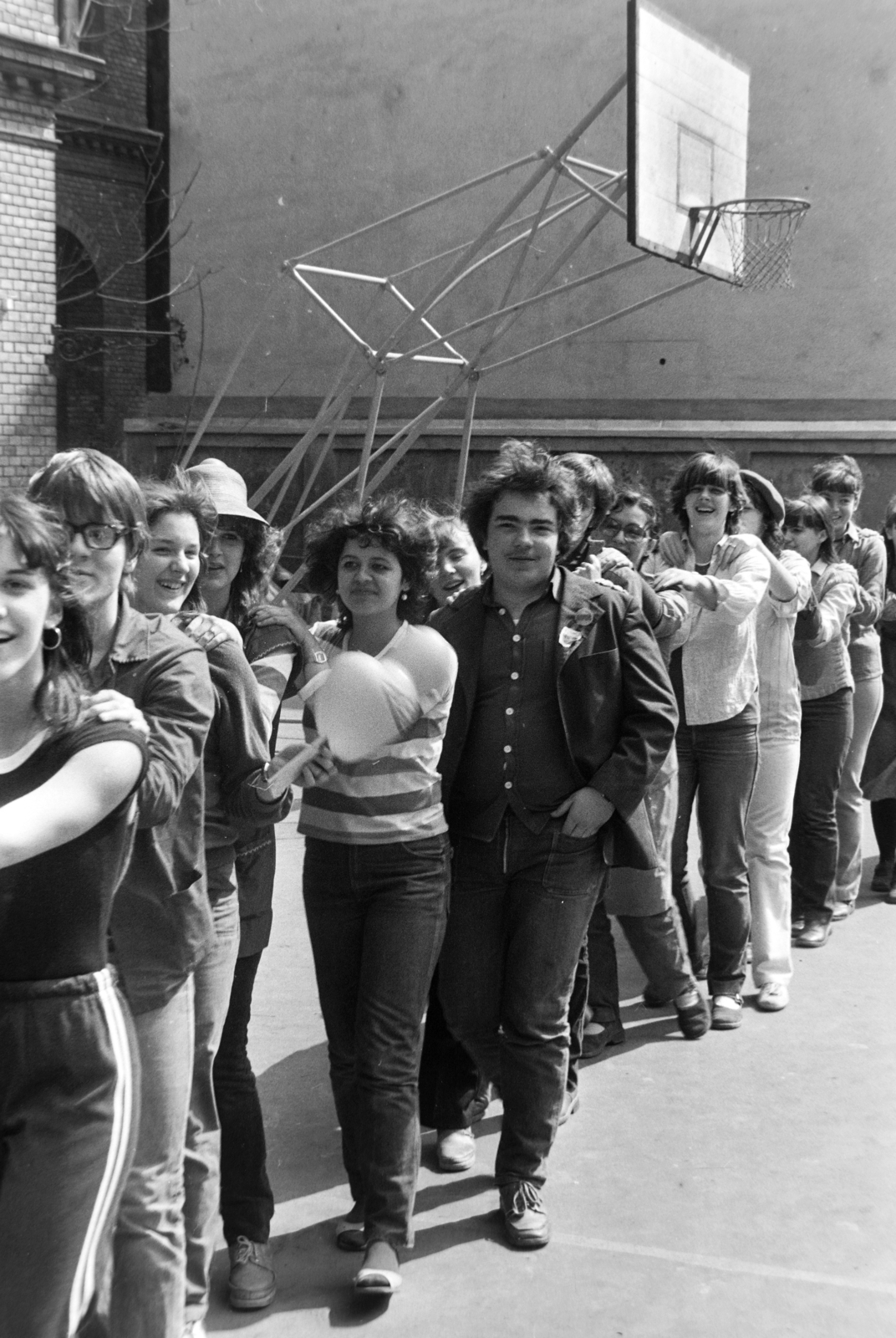 Hungary, Budapest VII., Barcsay utca 5., a Madách Imre Gimnázium udvara., 1980, Madách Gimnázium, Budapest, girls, boys, basketball hoop, high school, Fortepan #203320