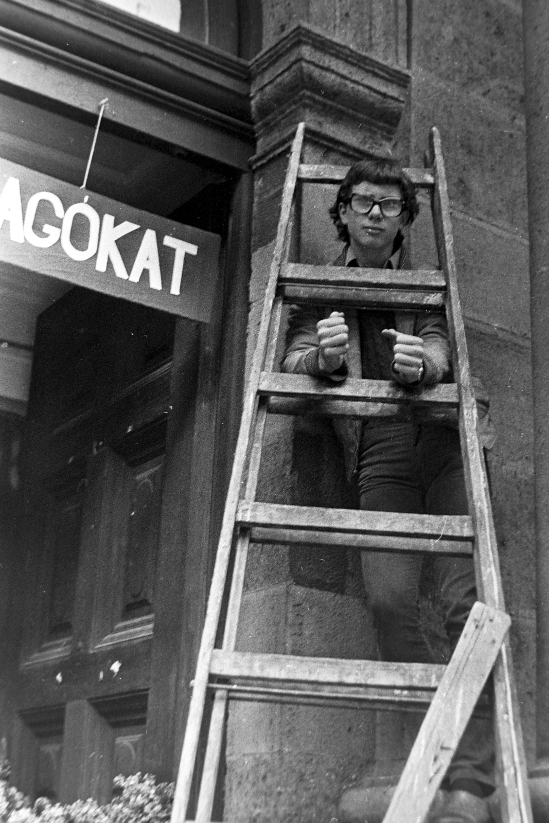 Hungary, Budapest VII., Barcsay utca 5., a Madách Imre Gimnázium kapuja., 1980, Madách Gimnázium, Budapest, ladder, boy, glasses, cloak, Fortepan #203322