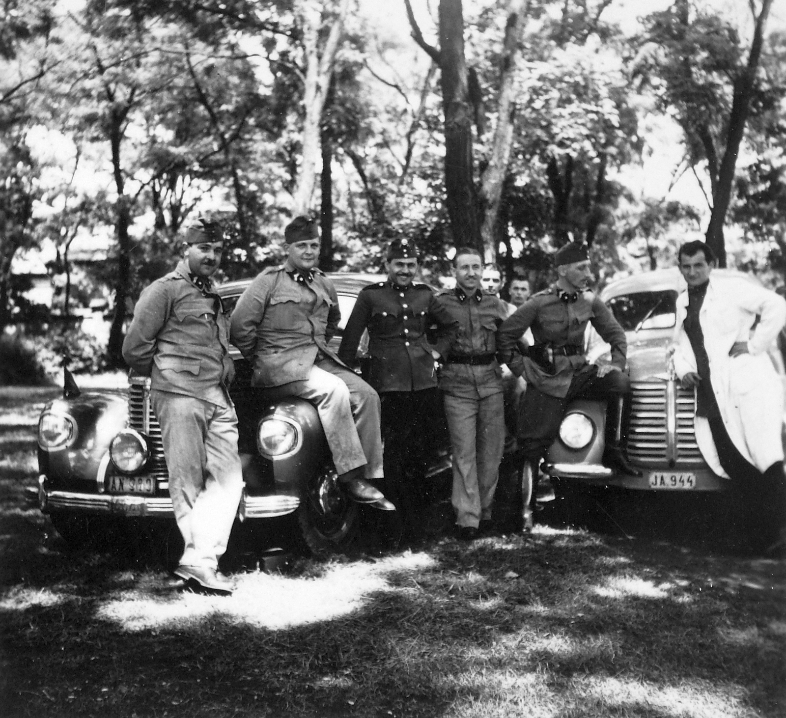 Hanomag típusú személygépkocsi a honvédség állományában, civil rendszámmal., 1940, Fortepan, German brand, Opel-brand, automobile, Hanomag-brand, sitting on a car, Fortepan #20334