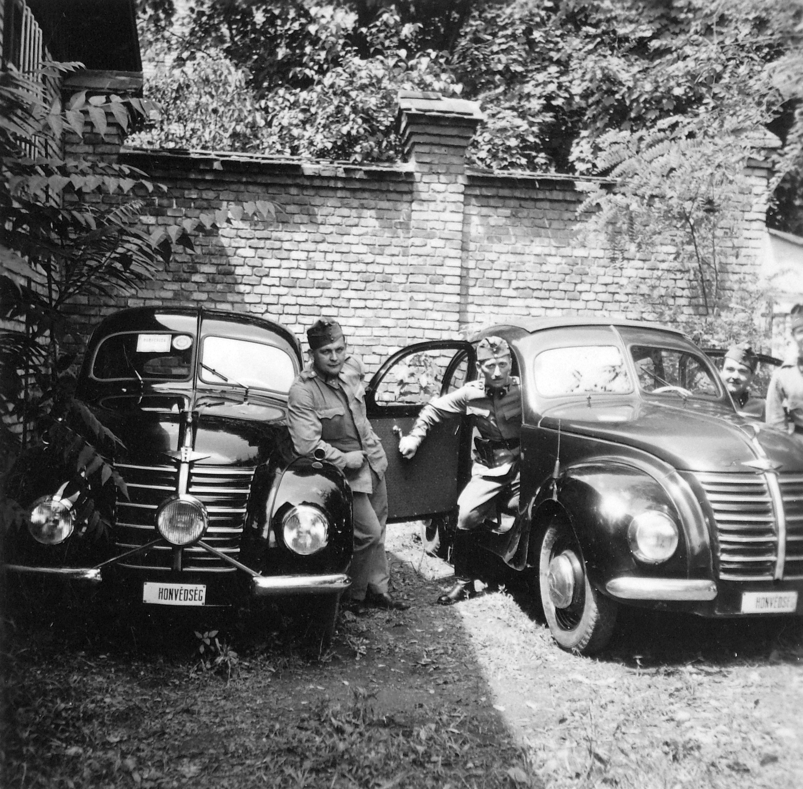 Hanomag típusú személygépkocsi a honvédség állományában., 1940, Fortepan, German brand, military, automobile, Hanomag-brand, brick fence, Fortepan #20335