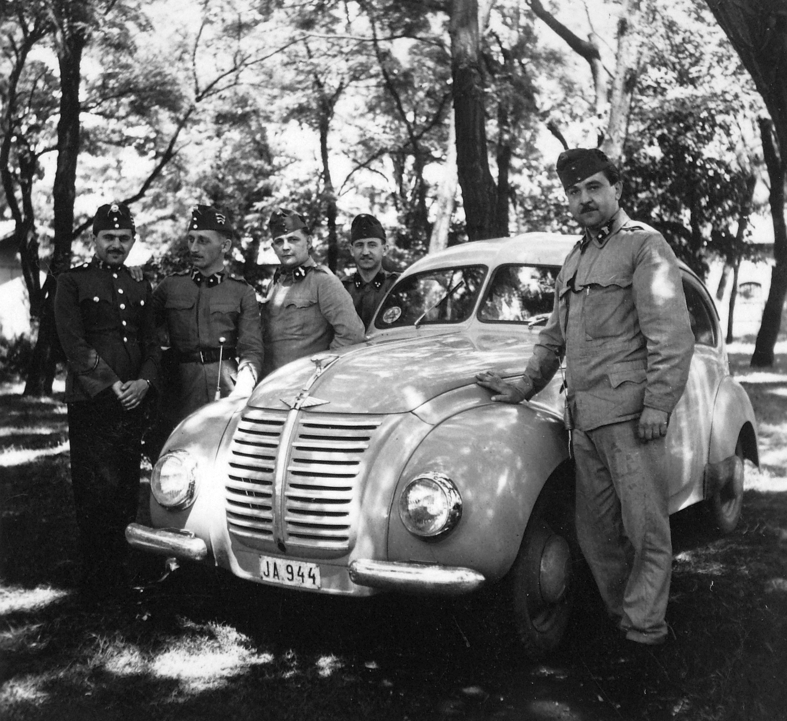 Hanomag 1,3 literes (1939) személygépkocsi a honvédség állományában, civil rendszámmal., 1940, Fortepan, German brand, soldier, automobile, number plate, Hanomag-brand, "Bocskai" side cap, Fortepan #20339