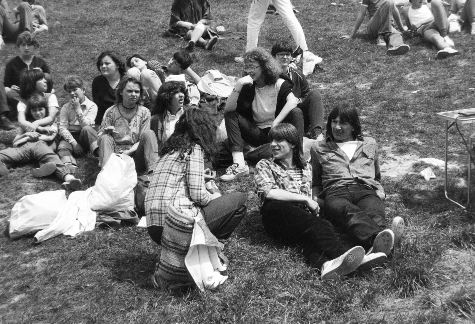 Hungary, Budapest III., Hajógyári-sziget, a Madách Imre Gimnázium tanulói., 1983, Madách Gimnázium, Budapest, lie in the grass, stretched legs, Fortepan #203391