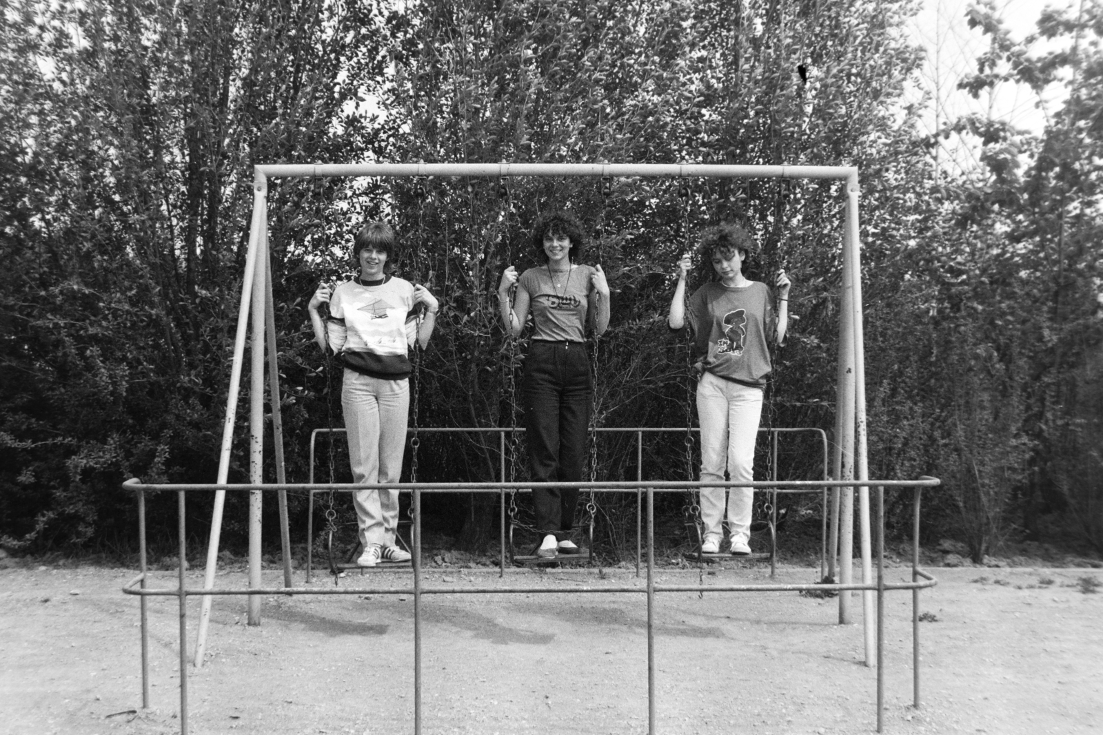 Magyarország, Budapest III., Hajógyári-sziget, a Madách Imre Gimnázium tanulói., 1983, Madách Gimnázium, Budapest, hárman, hinta, kamasz, Fortepan #203392