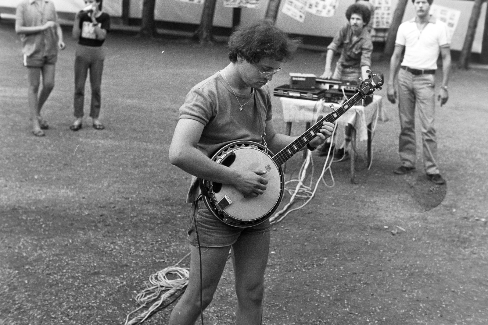 Hungary, Lakitelek, Tőserdő, Bagi Ilona KISZ építőtábor, a Madách Imre Gimnázium tanulói., 1984, Madách Gimnázium, sound reinforcement system, banjo, Fortepan #203411