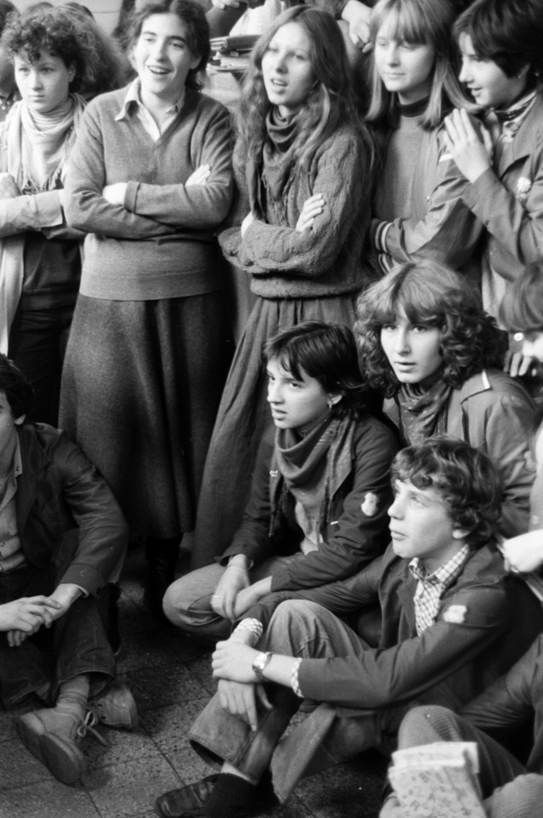 Hungary, Budapest VII., Barcsay utca 5., a Madách Imre Gimnázium díszlépcsőháza az első és második emelet között, Madách Imre szobránál. Balról a második álló tanuló Novák Eszter későbbi színházi rendező., 1983, Madách Gimnázium, Budapest, Fortepan #203428