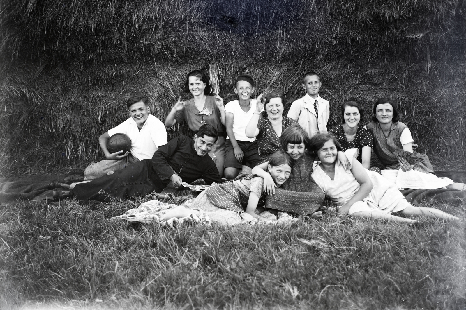 1932, Király család, fiatalság, csoportkép, pap, fűben feküdni, Fortepan #203436
