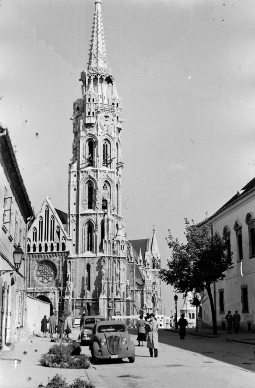 Hungary, Budapest I., Szentháromság utca, szemben a Mátyás-templom., 1954, Kiss Lajos, Budapest, automobile, Neo-Gothic-style, Fortepan #203445