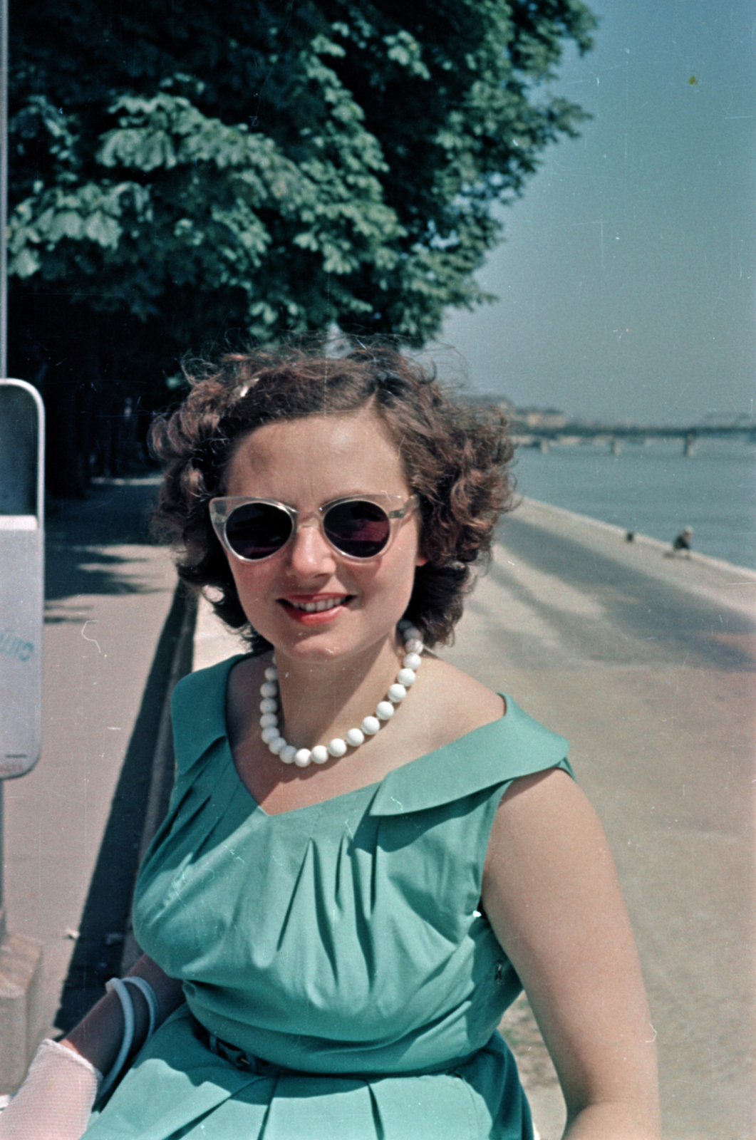 1958, Kiss Lajos, Kossuth-bridge, colorful, shades, summer dresses, necklace, Fortepan #203454