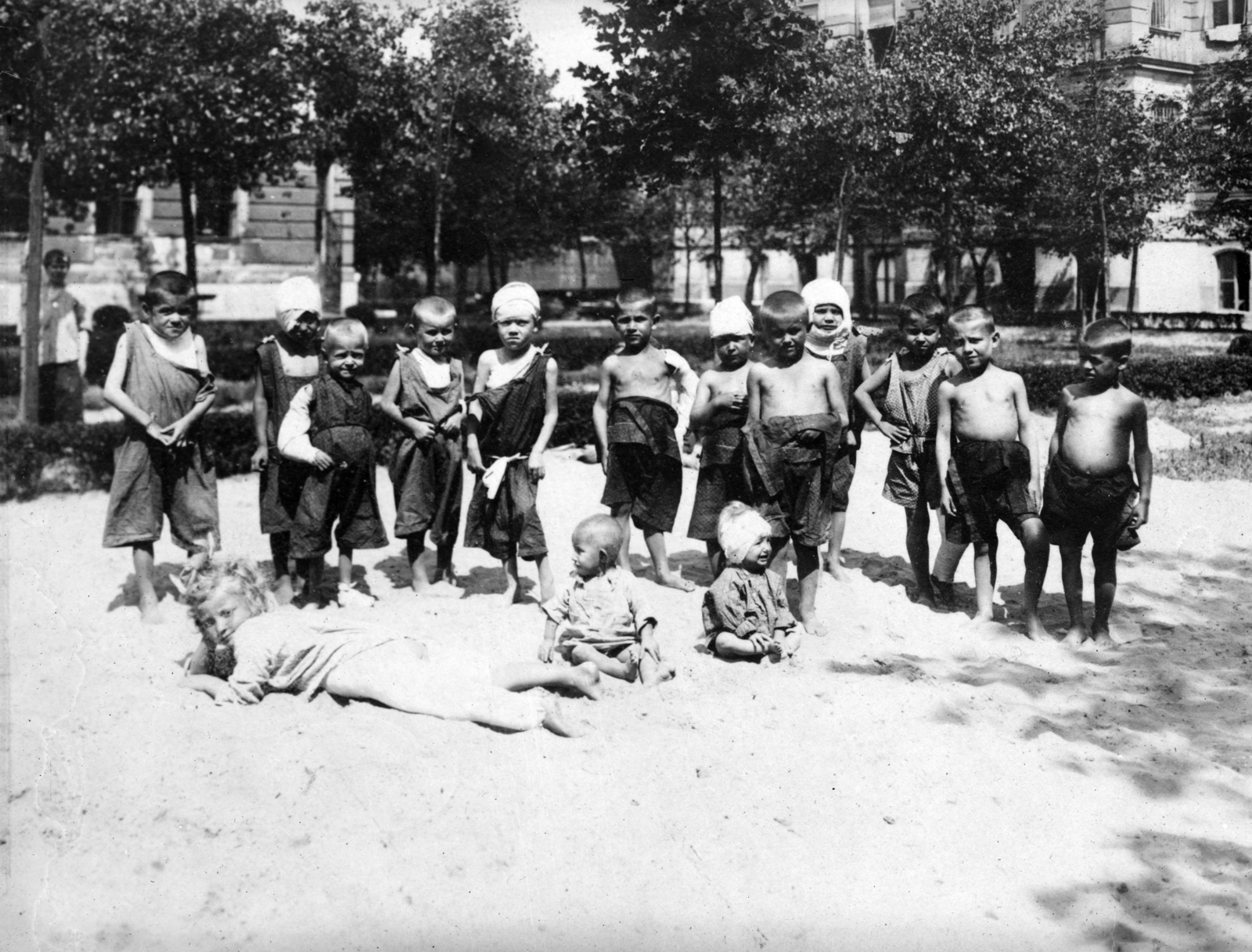 Magyarország, Budapest, 1919, Library of Congress, szegénység, fiúk, utca, Fortepan #203463