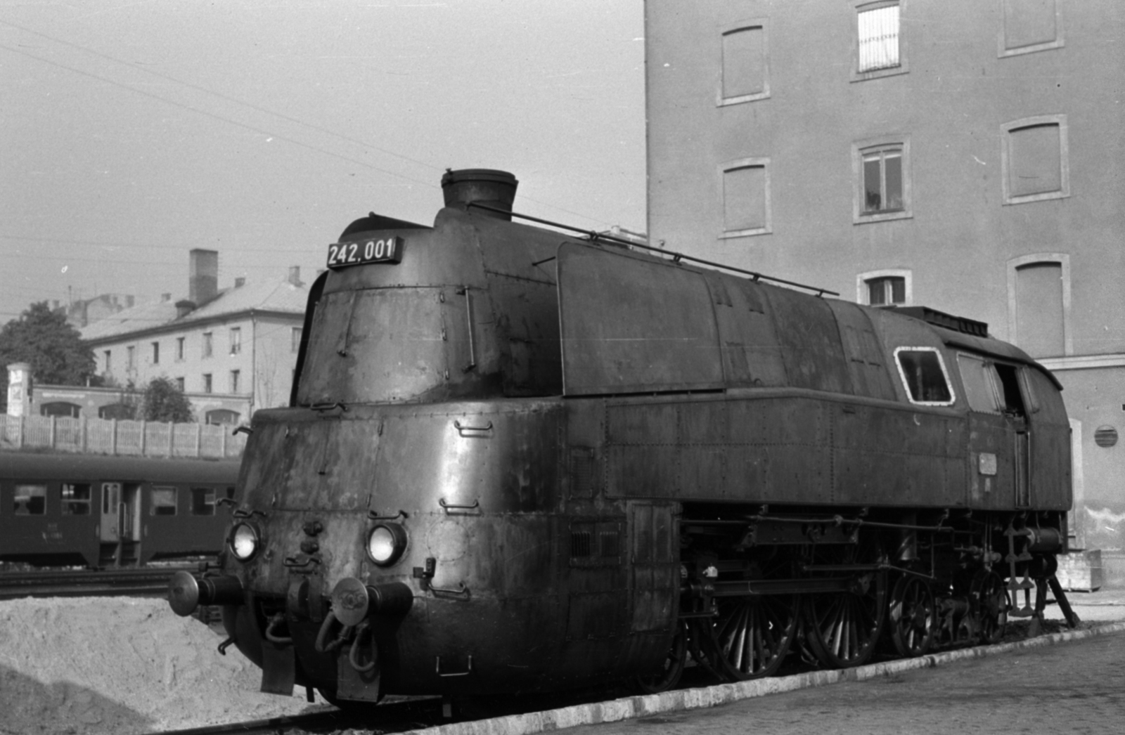 Hungary, Budapest I., Déli pályaudvar, gőzmozdony kiállítás a Nemzetközi Vasútmodellező Szövetség (MOROP) Budapesten ülésező kongresszusa alkalmával., 1966, Fortepan/Album048, steam locomotive, train station, MÁV Class 242, Budapest, MÁV 342 series, Fortepan #203499