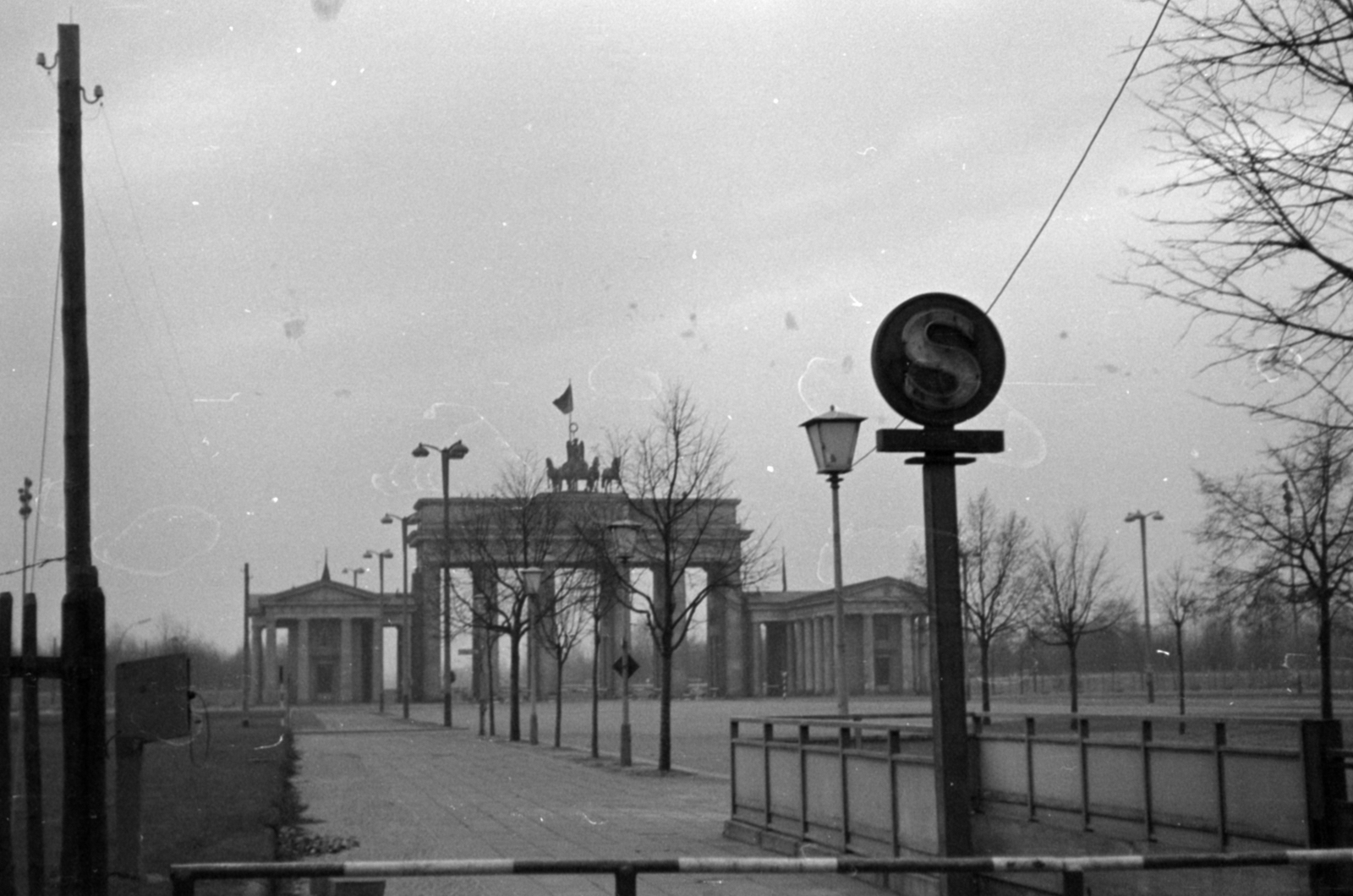 Germany, Berlin, Kelet-Berlin, a Brandenburgi kapu a Pariser Platz felől., 1962, Fortepan/Album048, GDR, Berlin Wall, East-Berlin, Fortepan #203509