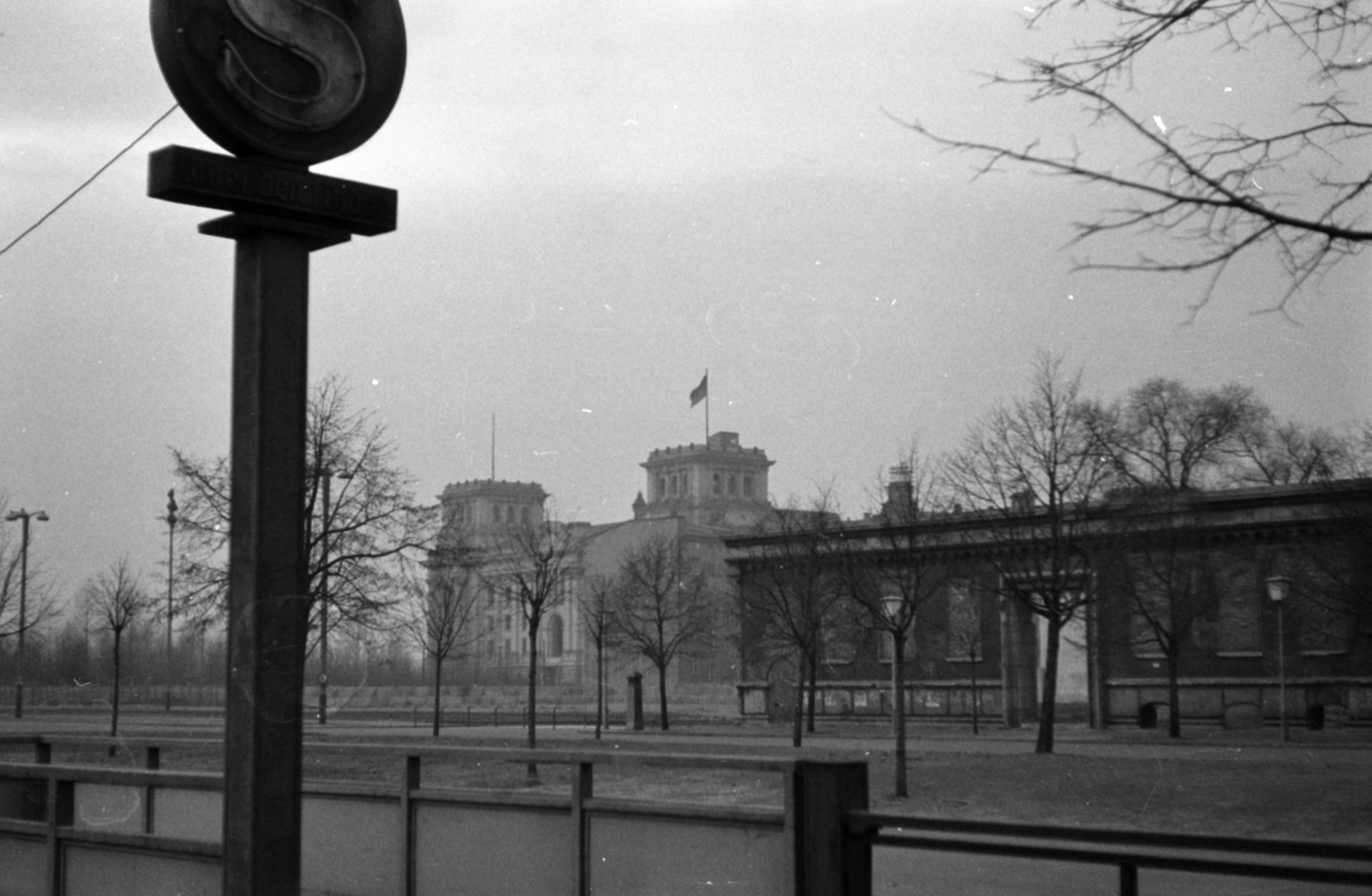 Germany, Berlin, Kelet-Berin, Pariser Platz. Háttérben a nyugat-berlini oldalon a Reichstag., 1962, Fortepan/Album048, GDR, Berlin Wall, East-Berlin, West Berlin, Fortepan #203510