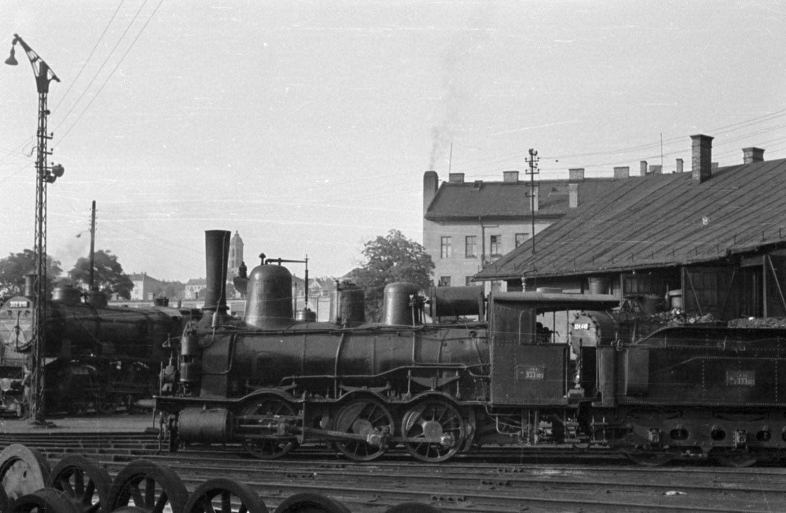 Hungary, Budapest I., a Déli pályaudvar fűtőháza, háttérben a Kosciuszkó Tádé utca 22. számú lakóház udvar felőli homlokzata., 1968, Fortepan/Album048, steam locomotive, railway, Budapest, stoke hole, MÁV 333 series, Fortepan #203513