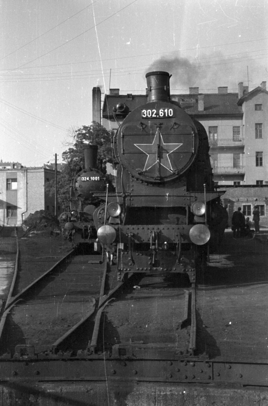 Hungary, Budapest I., a Déli pályaudvar fűtőháza, háttérben a Kosciuszkó Tádé utca 22. számú lakóház udvar felőli homlokzata., 1968, Fortepan/Album048, steam locomotive, train station, rails, Budapest, turntable, Fortepan #203515