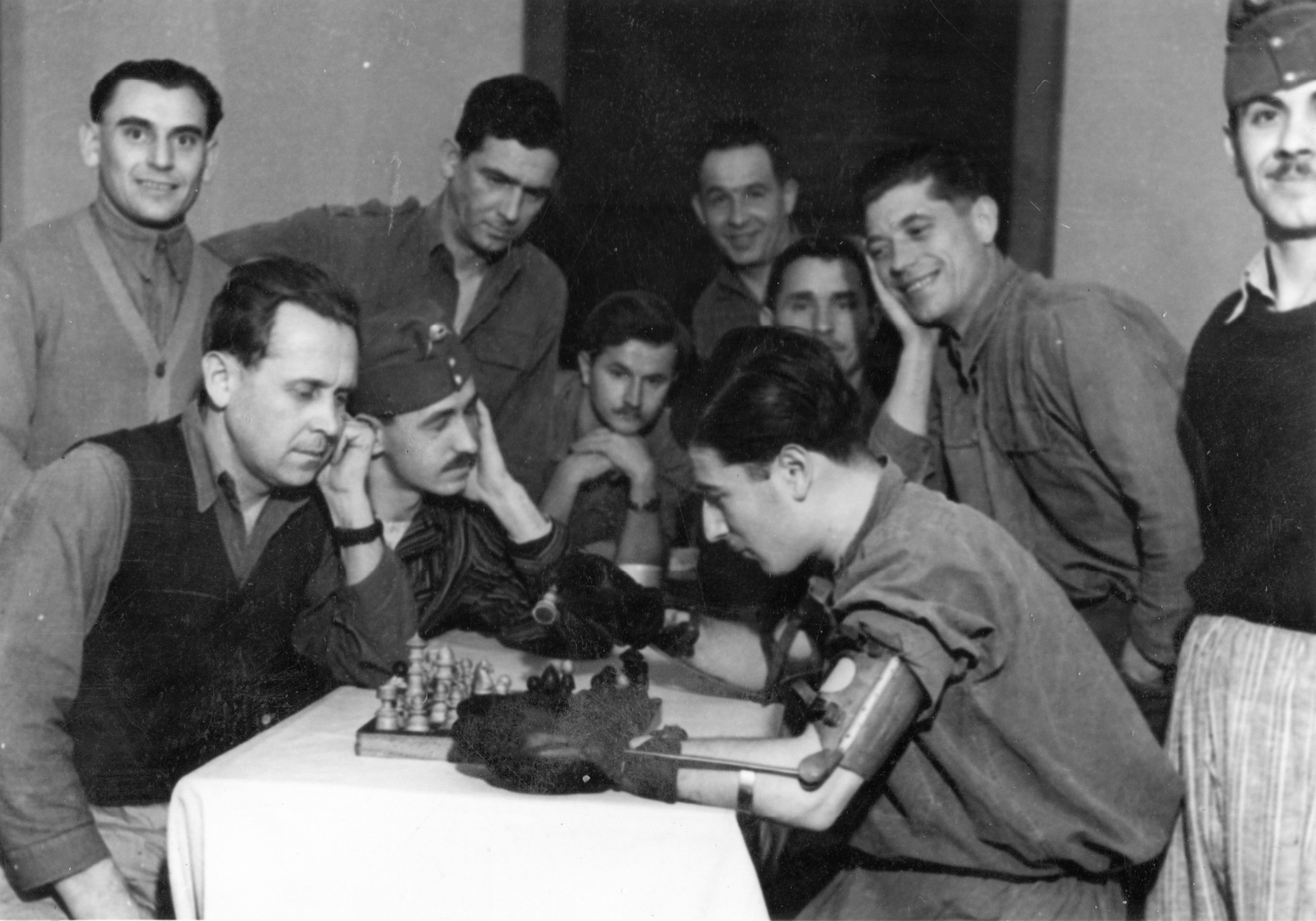 1942, Fortepan, healthcare, chess, tableau, genre painting, second World War, prop up the head, Fortepan #20352