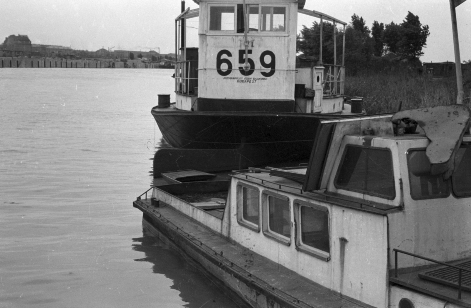 Hungary, Budapest IX.,Budapest XXI., a Ráckevei (Soroksári)-Duna a Kvassay híd közelében. Balra a Soroksári út - Illatos út sarkán álló elemi iskolát (később művészeti szakgimnázium) és a "dzsumbuj" épületeit látni., 1967, Fortepan/Album048, Budapest, Fortepan #203520