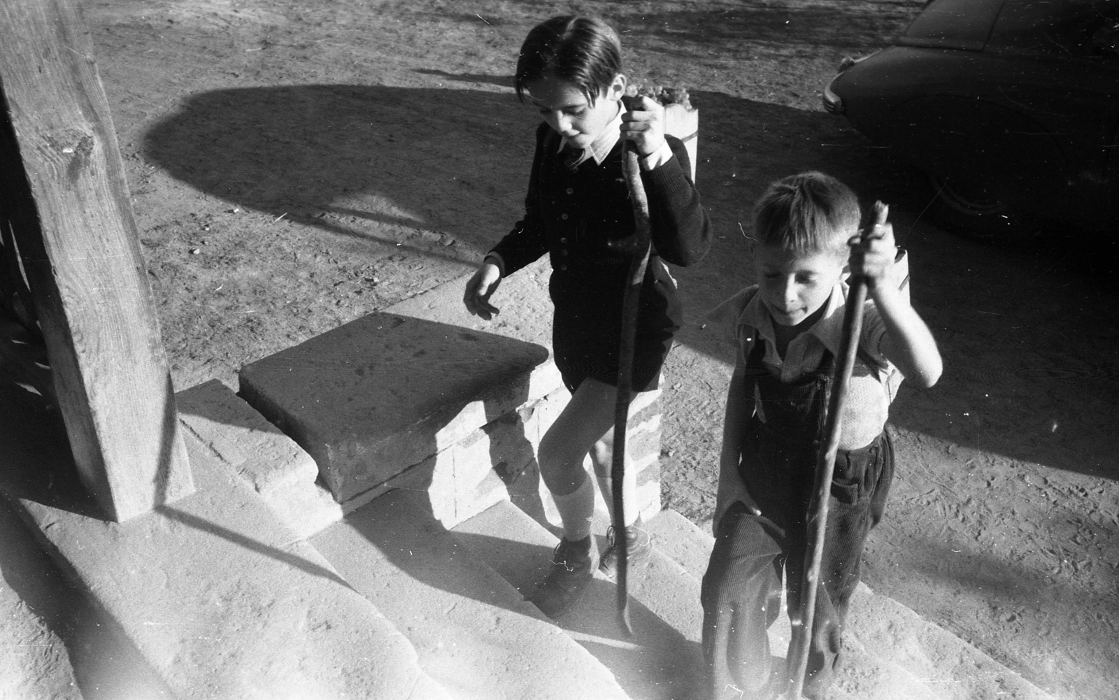 Hungary,Lake Balaton, Badacsonytomaj, a felvétel a Zabó család háza előtt, Nagy Imre miniszterelnök szüreti látogatásakor, 1956. október 22-én készült., 1956, Kotnyek Antal, boys, wooden butte, stock, Fortepan #203539