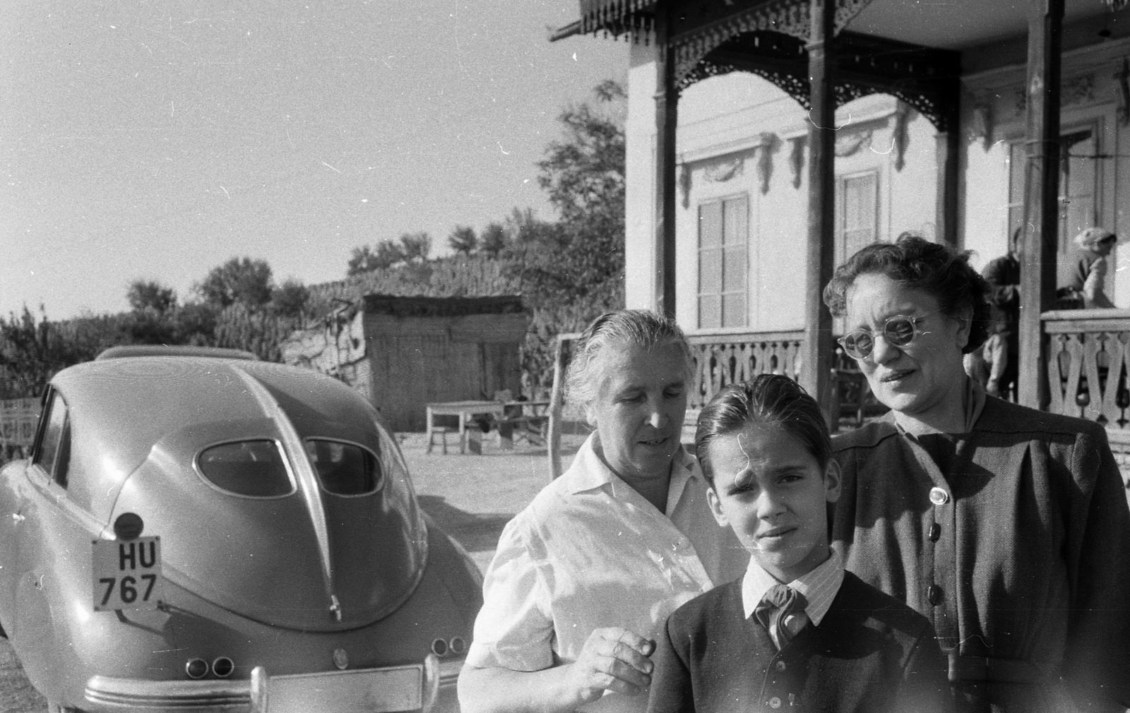 Hungary,Lake Balaton, Badacsonytomaj, szemüveggel Nagy Imre felesége és előtte unokája a Zabó család háza előtt, a felvétel a miniszterelnök szüreti látogatásakor, 1956. október 22-én készült., 1956, Kotnyek Antal, number plate, teenager, boy, Fortepan #203541