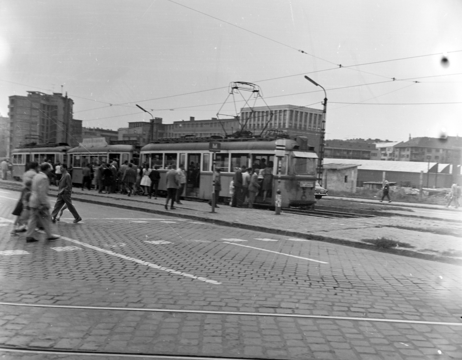 Magyarország, Budapest XI., villamosmegálló a Petőfi híd budai hídfőjénél., 1965, Kővári Éva, villamosmegálló, sínpálya, felsővezeték, Budapest, gyalogátkelő, Fortepan #203555