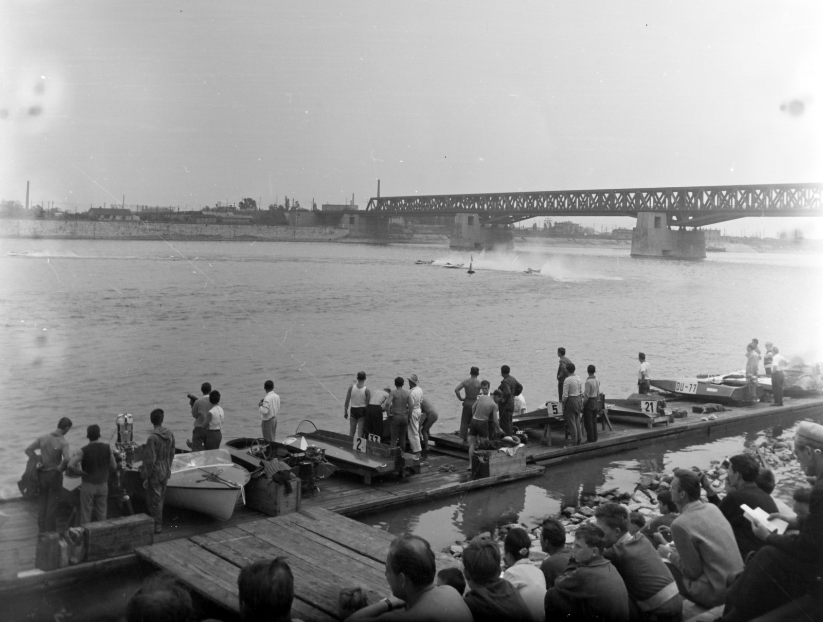 1965, Kővári Éva, Danube's shore, Duna-bridge, spectator, competition, motorboat, Fortepan #203557