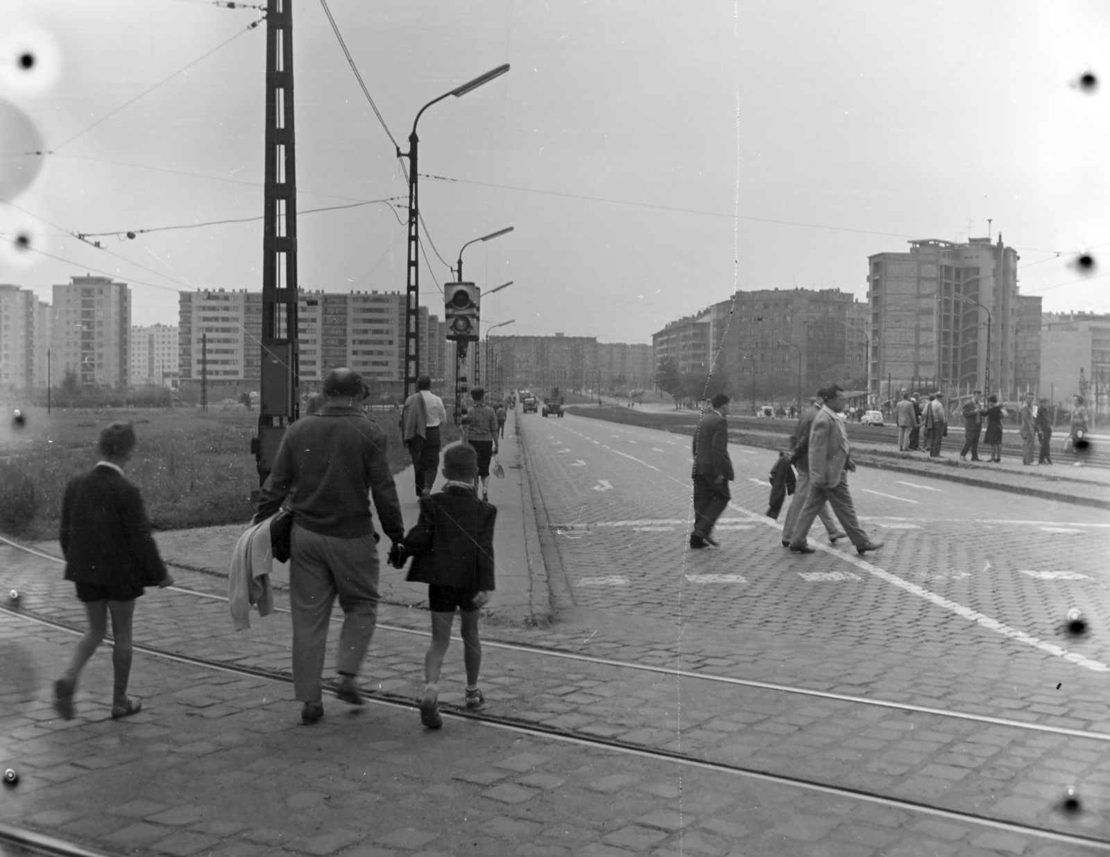 Magyarország, Budapest XI., Irinyi József utca a Petőfi híd irányából a Budafoki út felé nézve., 1965, Kővári Éva, légvezeték, sínpálya, felsővezeték, Budapest, kézenfogva, Fortepan #203560