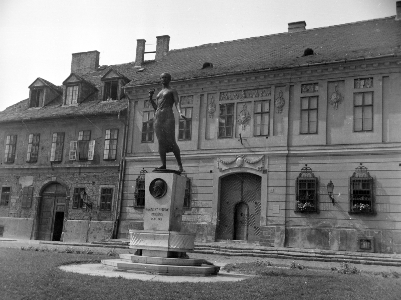 Magyarország, budai Vár, Budapest I., Bécsi kapu tér, Kazinczy-emlékkút (Pásztor János, 1936.)., 1965, Kővári Éva, Budapest, szobor, dombormű, leselkedő, ablakon kihajolni, Fortepan #203562