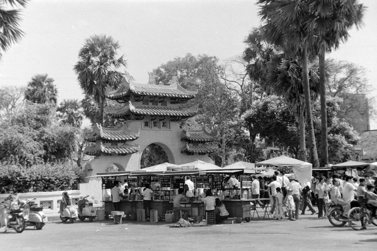 Vietnam, Ho Chi Minh City, (Saigon), Lê Văn Duyệt tábornok sírja (Lăng Tả quân Lê Văn Duyệt / Lăng Ông Bà Chiểu), 1973, Kővári György, scooter, bicycle, Fortepan #203592