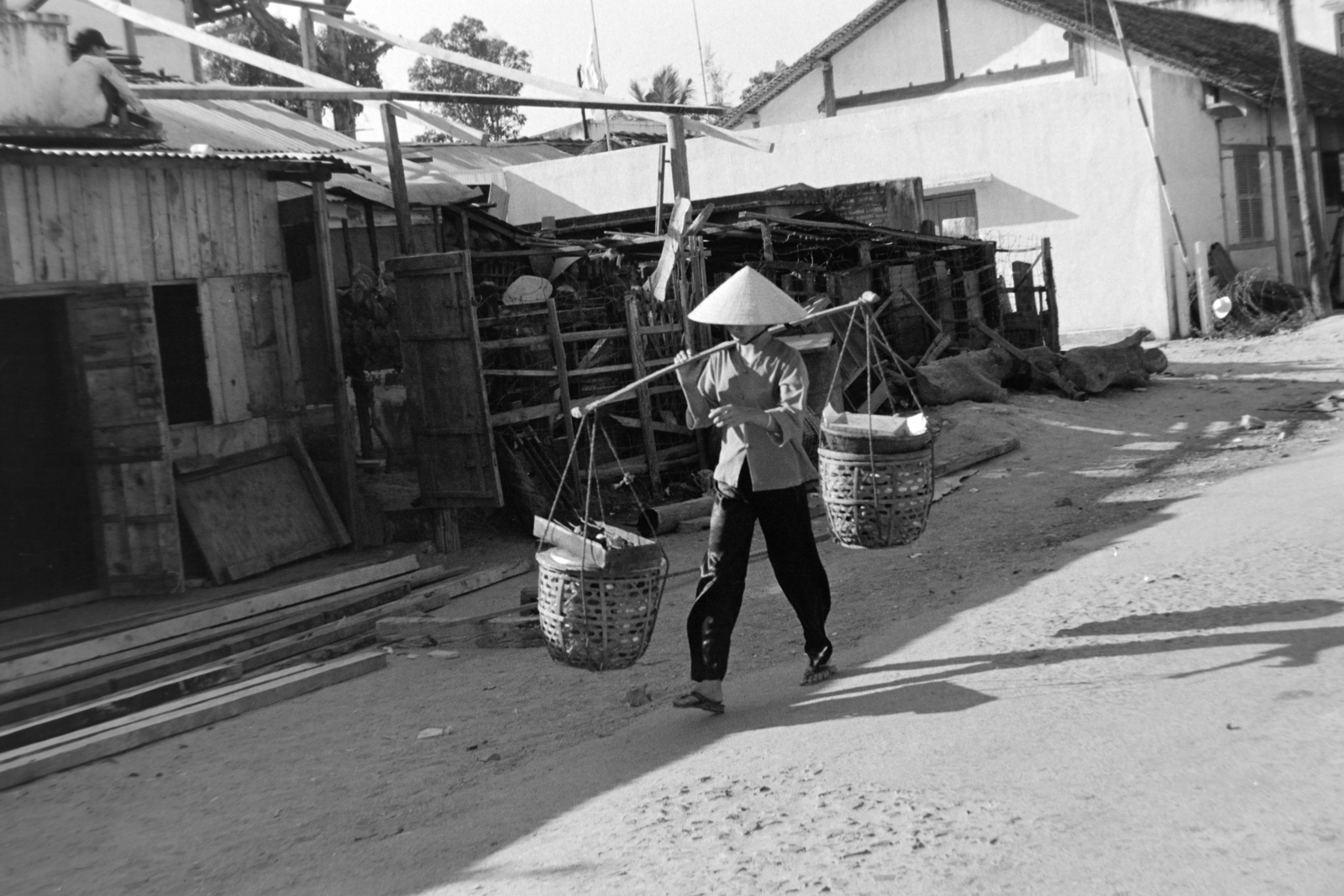 1973, Kővári György, teherhordás, vállon vinni, Fortepan #203596