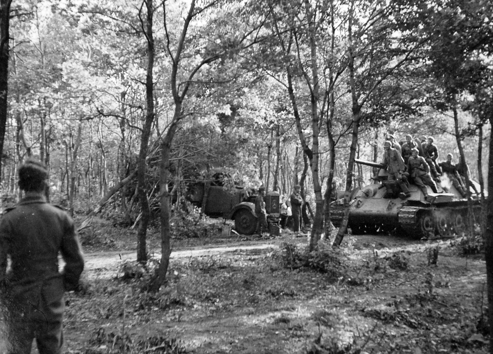 Oroszország, Mercedes-Benz L 3000 tipusú teherautó és egy zsákmányolt szovjet T-34/76 típusú harckocsi., 1942, Fortepan, Szovjetunió, keleti front, szovjet gyártmány, harckocsi, teherautó, Mercedes-márka, második világháború, katona, T-34 tank, Fortepan #20367