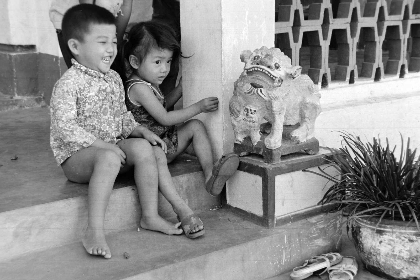 1973, Kővári György, gyerekek, testvérek, lépcsőn ülni, Fortepan #203690