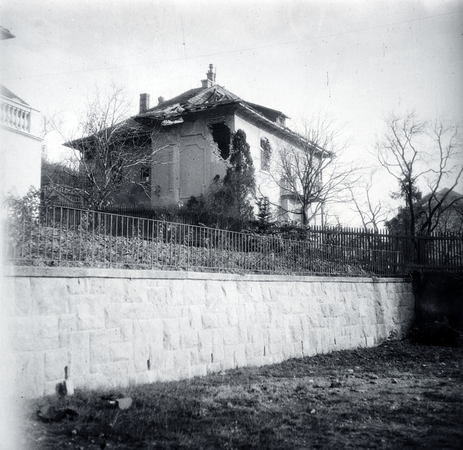 Hungary, Budapest II., Bimbó út 77., 1945, Kurutz Márton, Budapest, damaged building, fence, Fortepan #203723