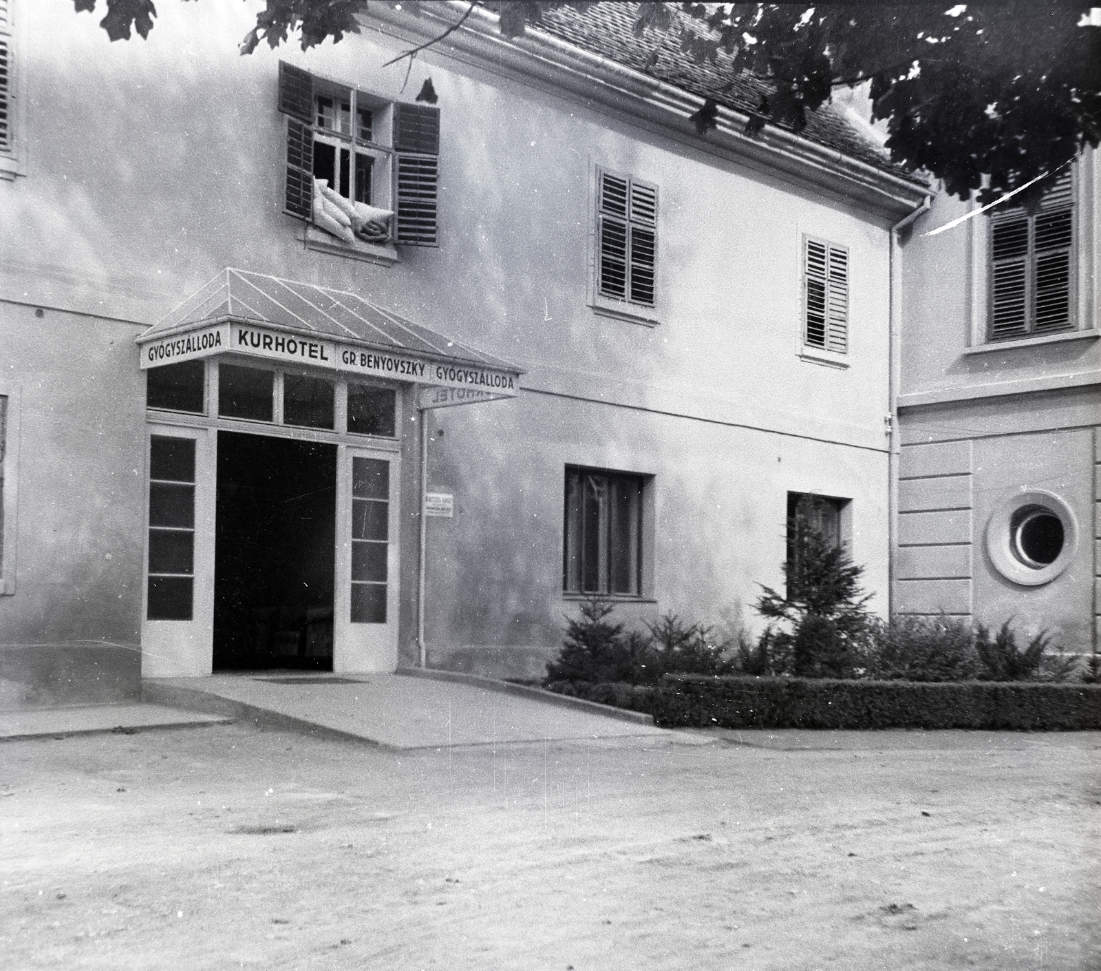 Magyarország, Harkány, gróf Benyovszky Gyógyszálloda a gyógyfürdő parkjában., 1938, Kurutz Márton, Fortepan #203731