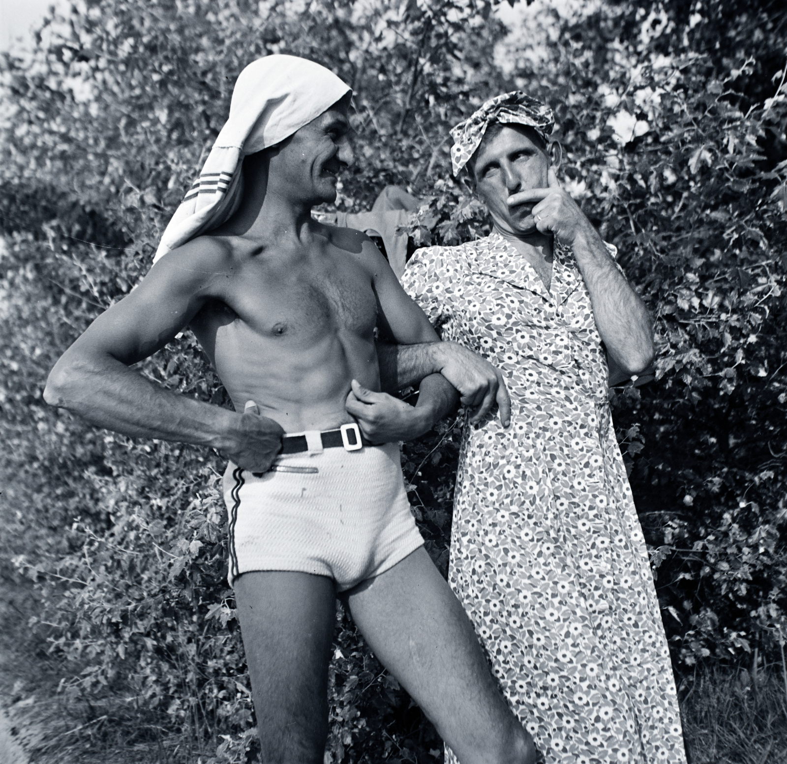 1940, Kurutz Márton, portré, férfiak, humor, paródia, félmeztelen, képarány: négyzetes, cross-dressing, izmos, Fortepan #203739