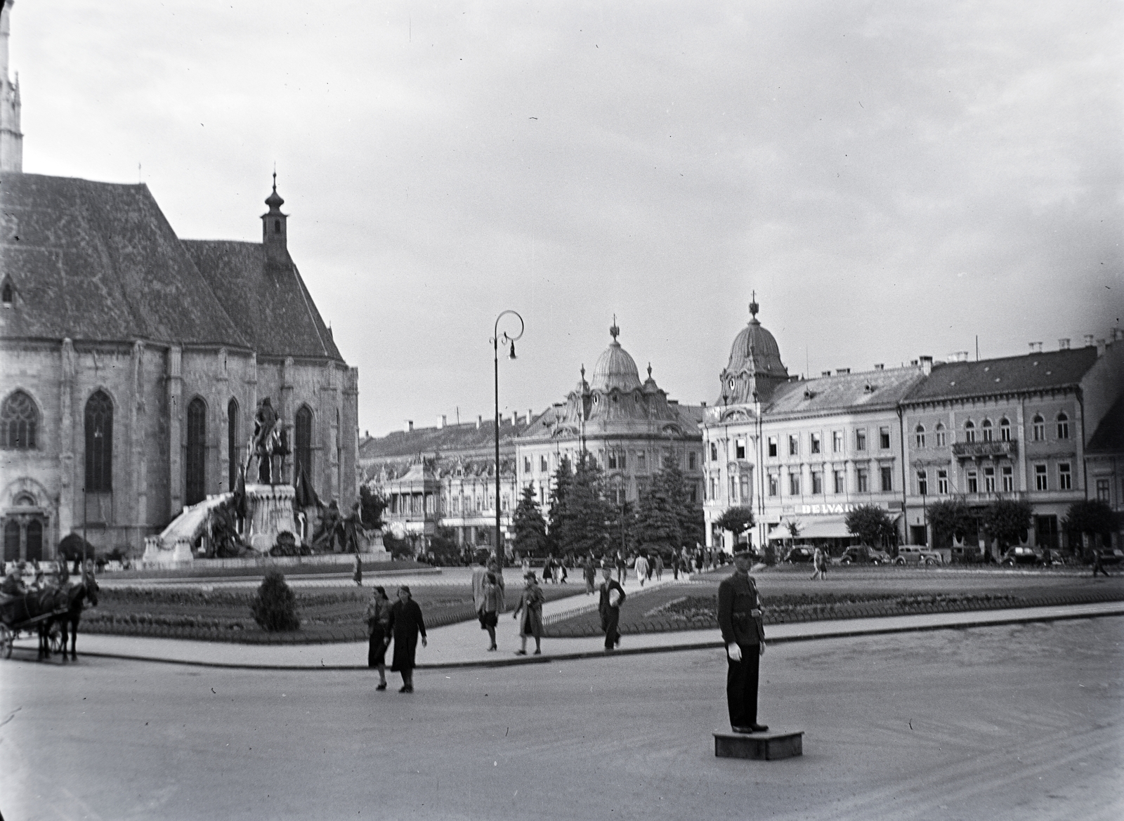 Romania,Transylvania, Cluj-Napoca, Fő tér, balra a Szent Mihály-templom és Hunyadi Mátyás emlékműve., 1942, Kurutz Márton, Fortepan #203756