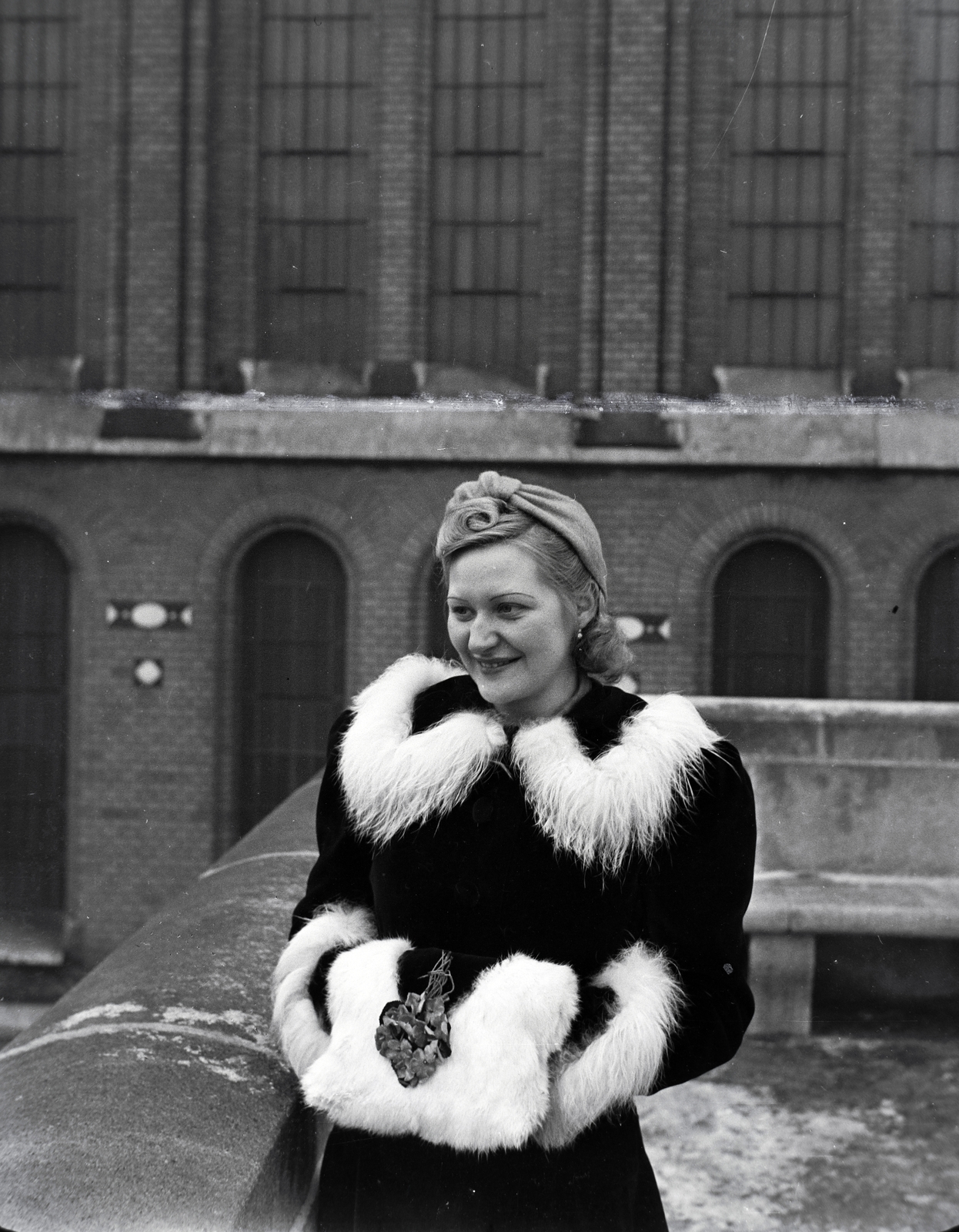 Hungary, Budapest I., a felvétel a Bécsi kapun készült, háttérben a Magyar Országos Levéltár épülete., 1942, Kurutz Márton, Budapest, Fortepan #203761